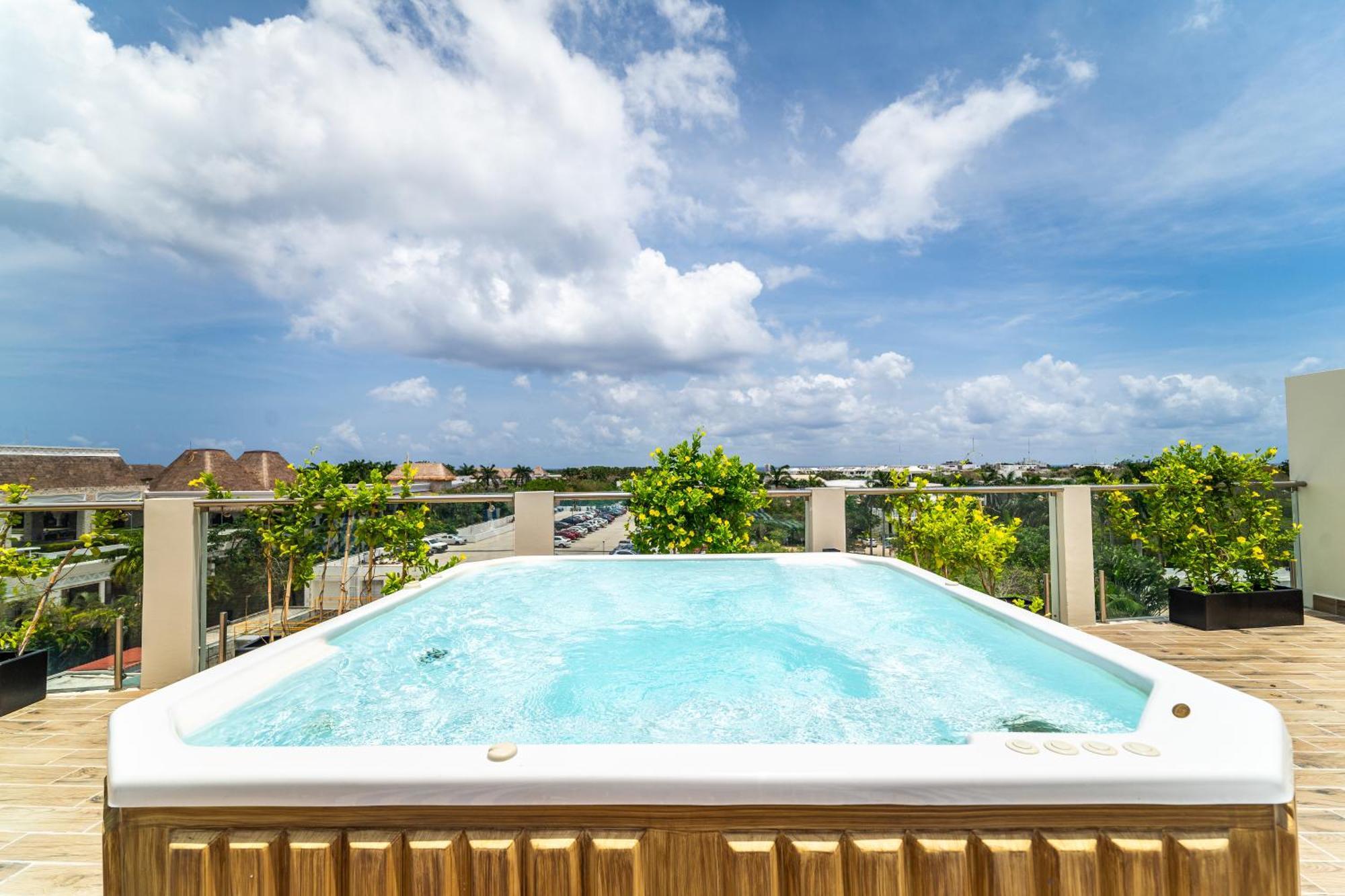 Penthouse With Jungle View Terrace Gym Pool Hottub Сasa de vacaciones *